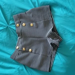 High-waisted nautical shorts retro style